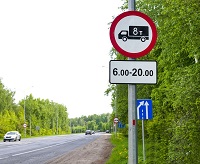 Дорожный знак, запрещающий проезд грузовика