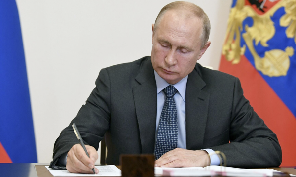 Путин дал новые инструкции по выплатам пенсионерам, военнослужащим и семьям с детьми